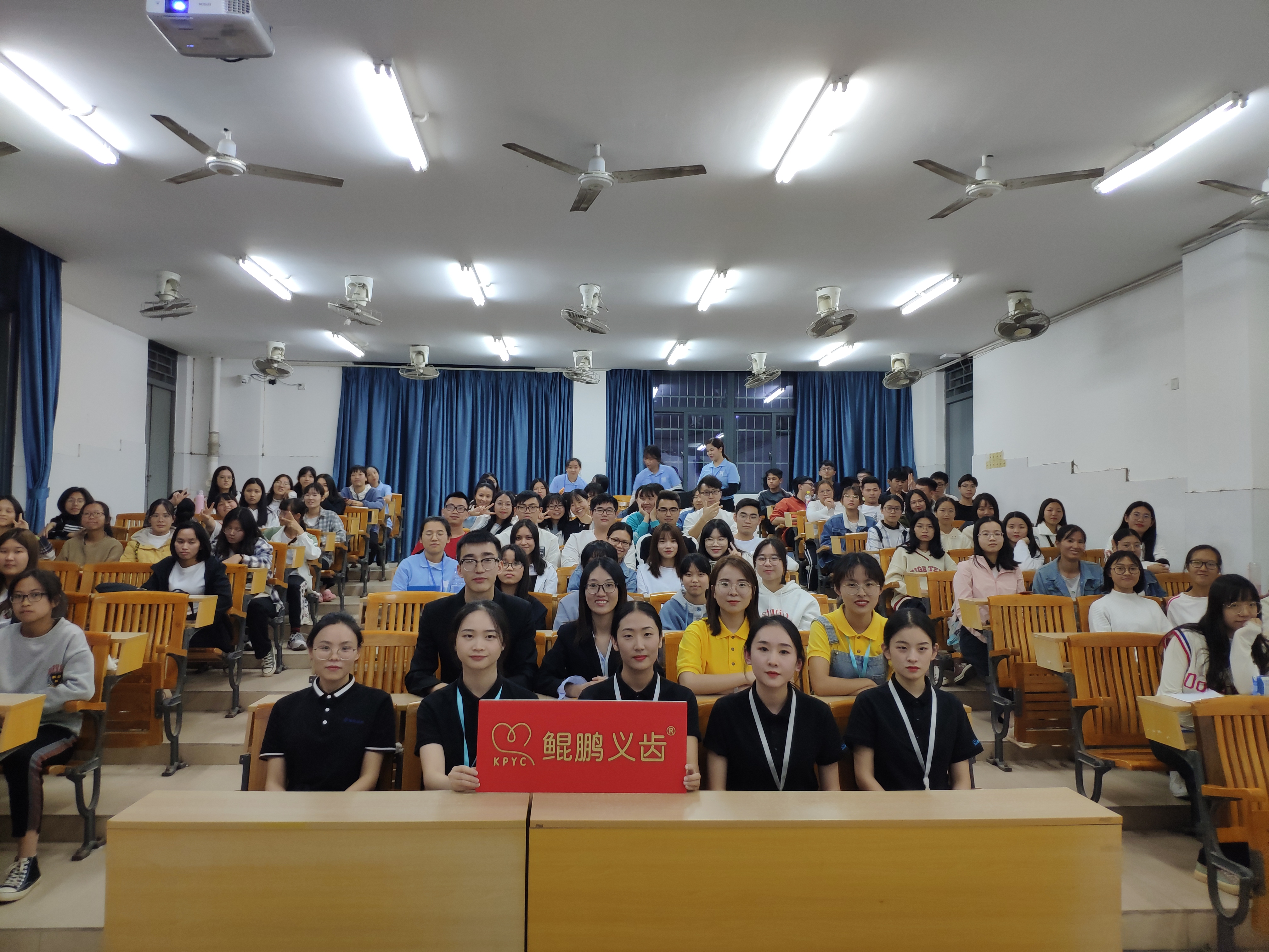 校企合作共建，深化教学改革 ------赴惠州卫生职业技术学院数字化椅旁专题讲座 